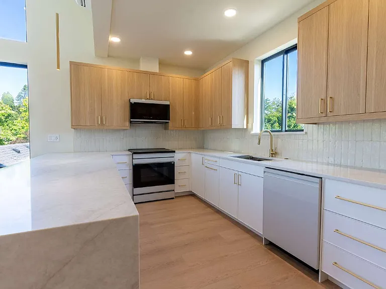 822 W 22nd Ave — Photo 25