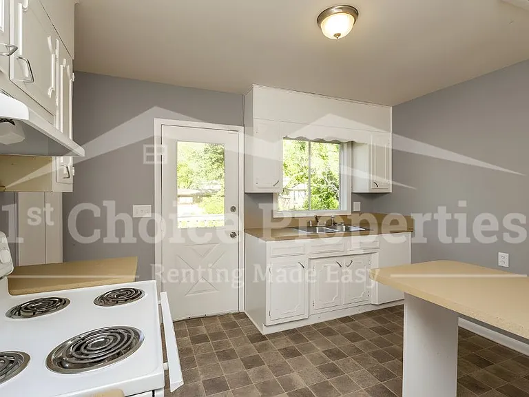 1332 Lake Ln NE — Photo 8