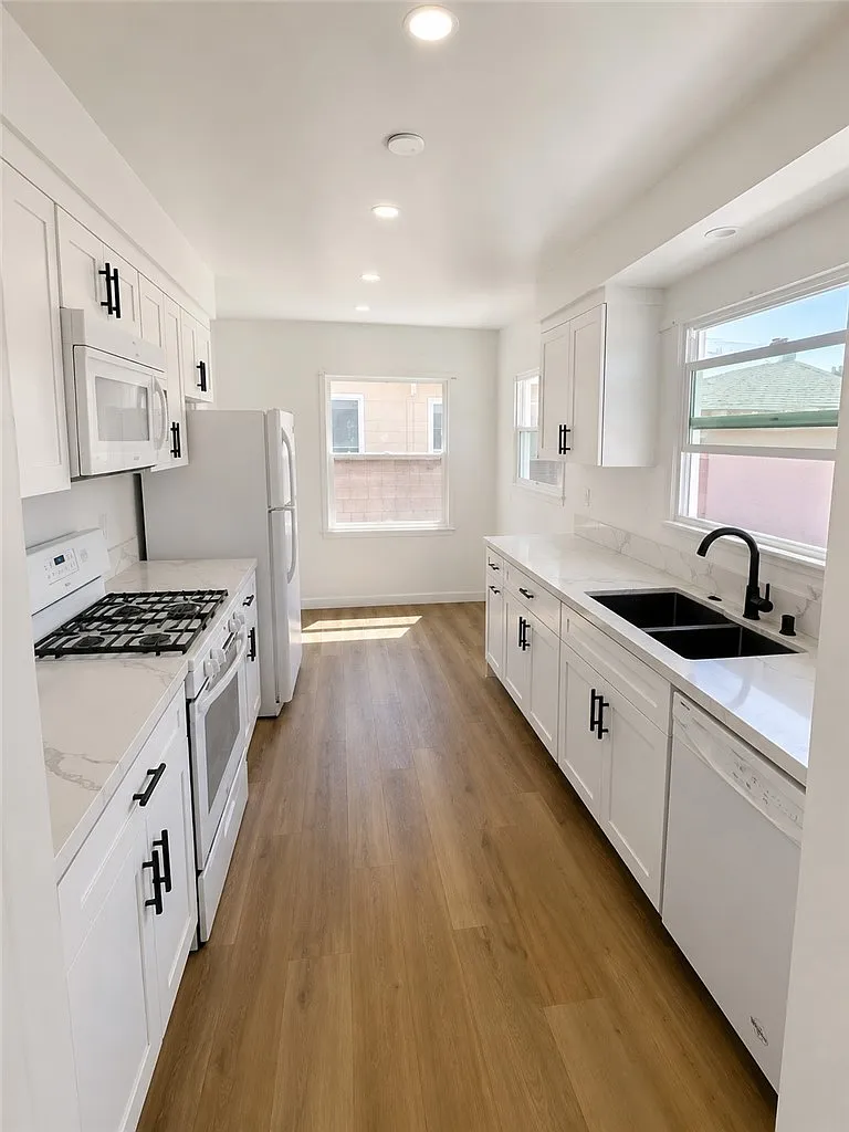 3 bed, 1313 sqft, $4,850 — Photo 4