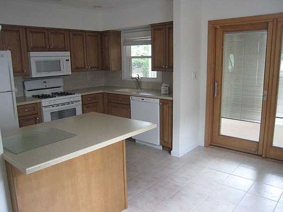 4th image of 342 Beach Ave