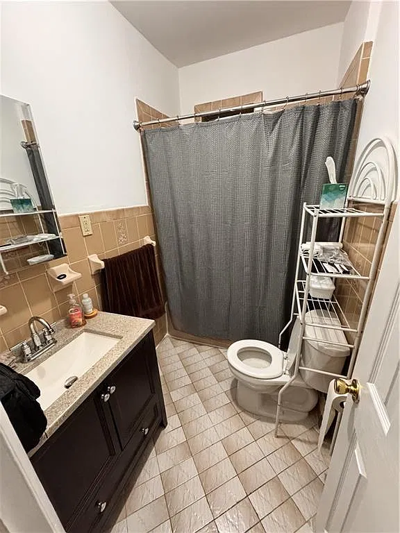 2 bed, 1.0 bath, 3080 sqft, $2,500 — Photo 2