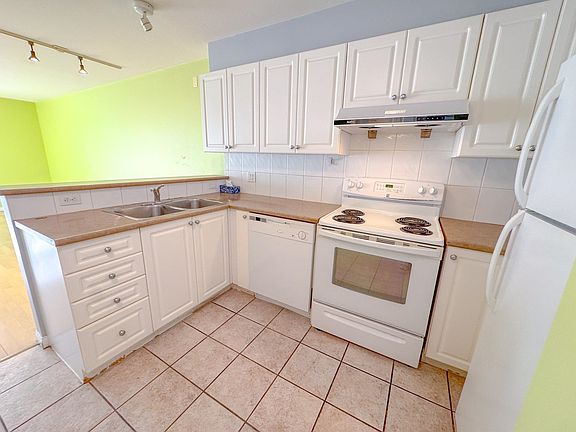 4th image of 5555 Victoria Dr #311