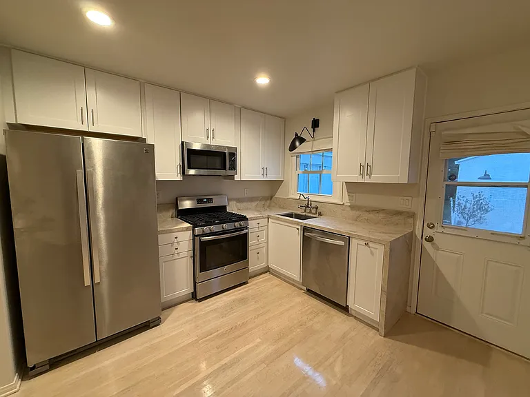 7822 Bleriot Ave — Photo 7