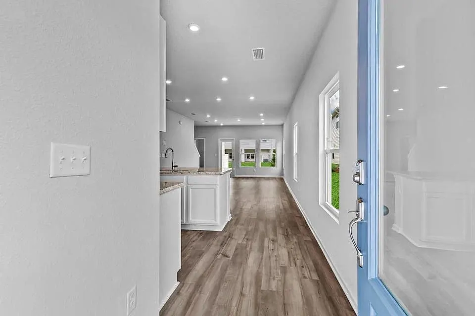 3 bed, 2.5 bath, 1795 sqft, $2,399 — Photo 3