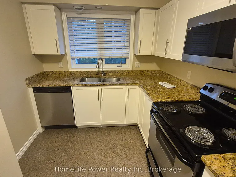 225 Riddell St #5 — Photo 3
