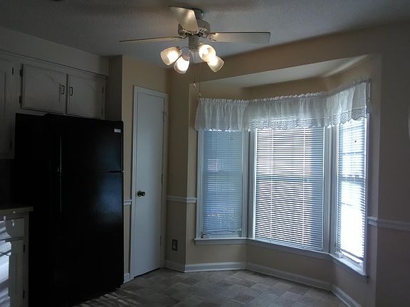 5th image of 3073 Woody Ln