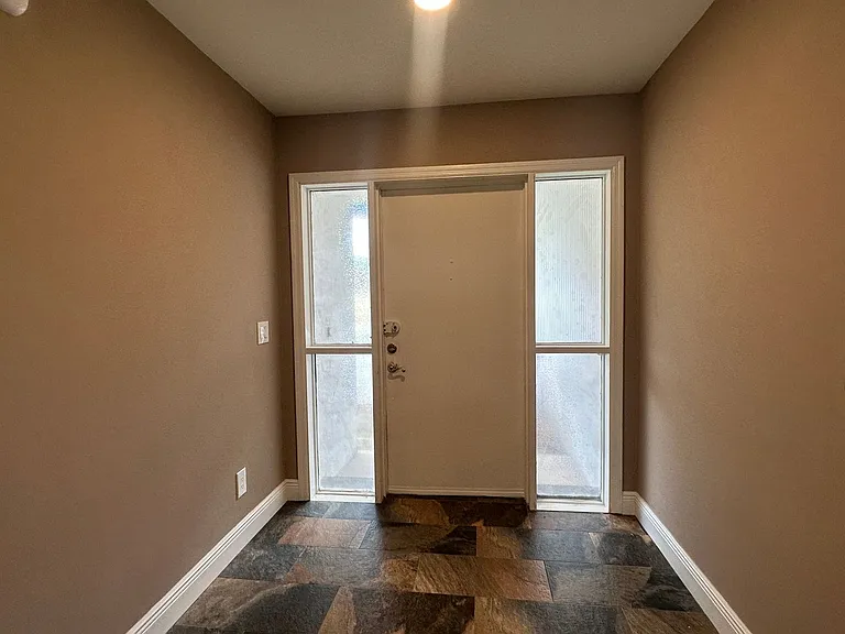 616 Iris St — Photo 3