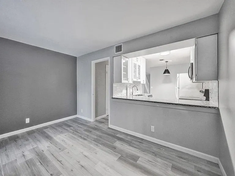 9845 Riverside Dr #8-28 — Photo 6