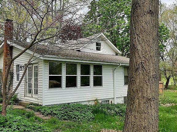 3rd image of 833 Newton Dr