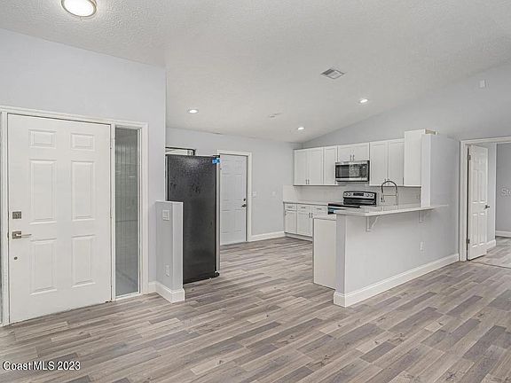 3rd image of 2542 SW Hinchman St