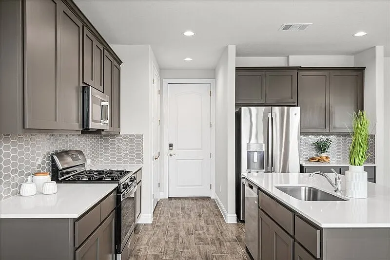 3 bed, 2.5 bath, 1826 sqft, $2,050 — Photo 3