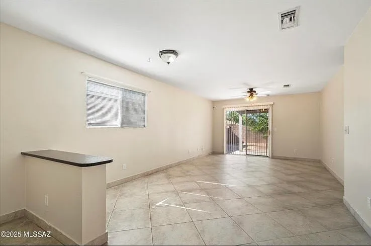 1670 W Bitter Orange St — Photo 4