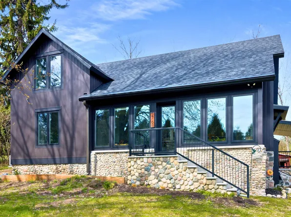 2768 S Center Hwy, Suttons Bay, MI 49682