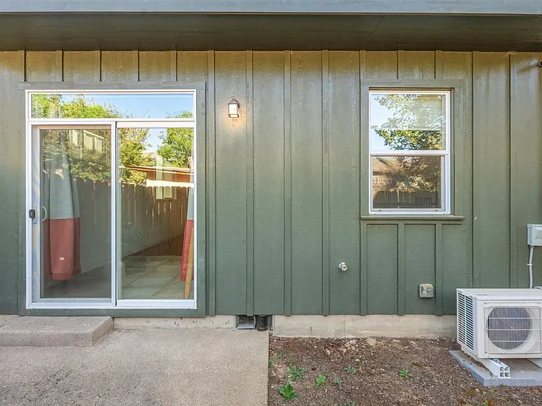 14414 E Burnside St — Photo 16