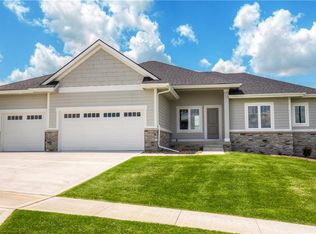 3910 Wildwood Ct, Waukee, IA 50263