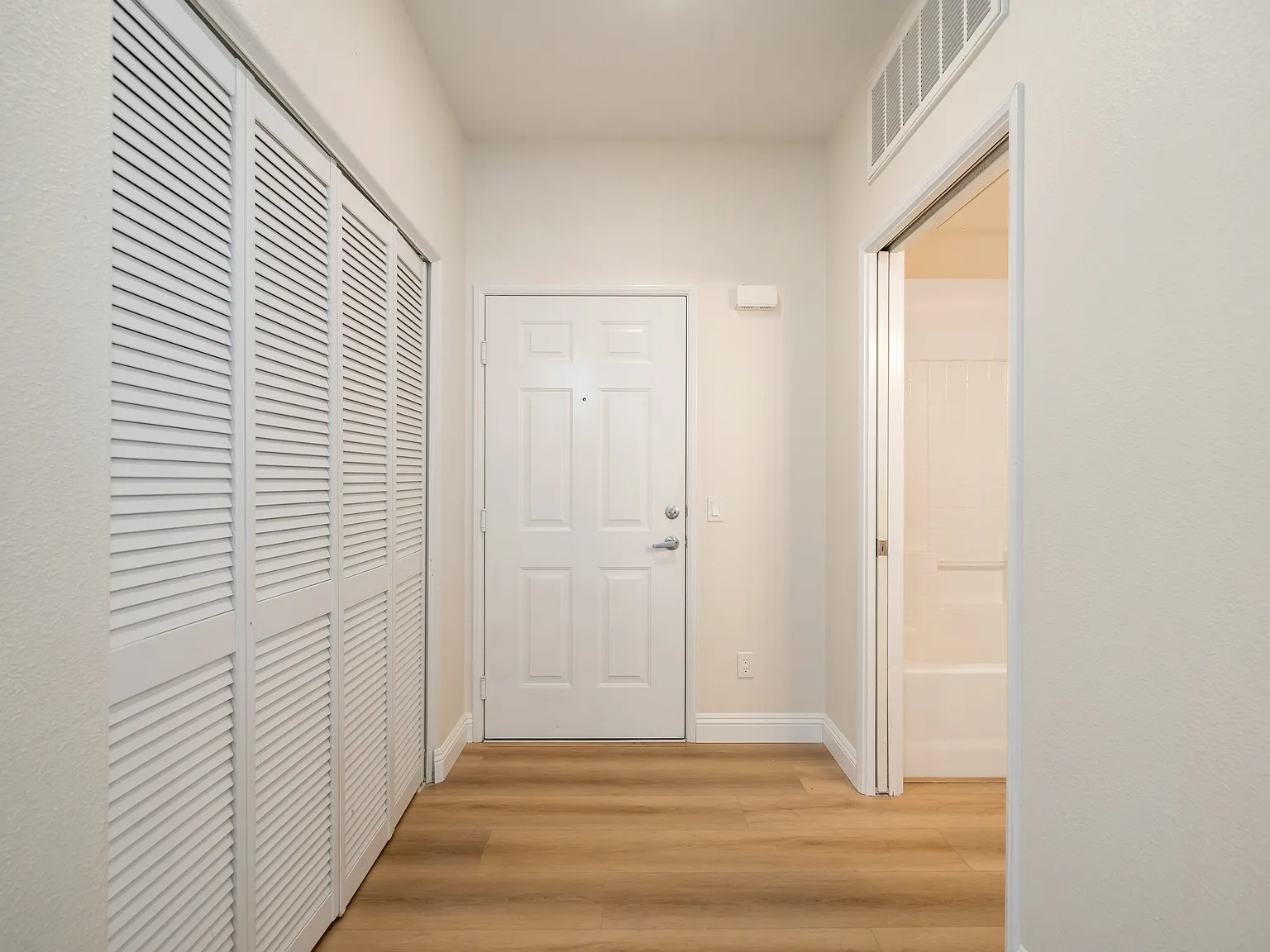 2 bed, 1101 sqft, $2,350 — Photo 4