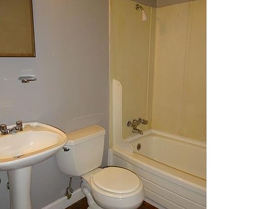 4th image of 15402 Bellaire Ave
