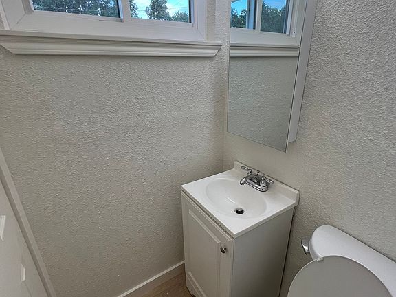 5th image of 2600 Woodlawn Dr