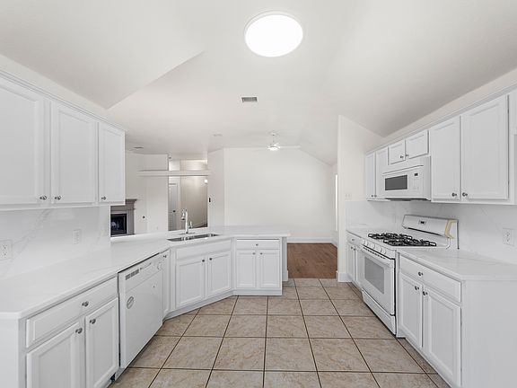 3rd image of 3004 Sweetleaf Dr