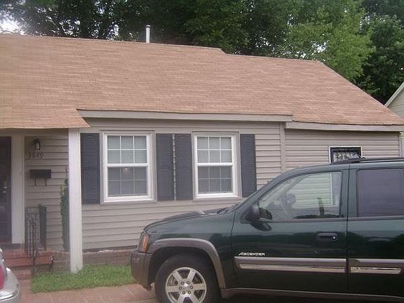 Courtyard style parking can hold at least 5 cars 