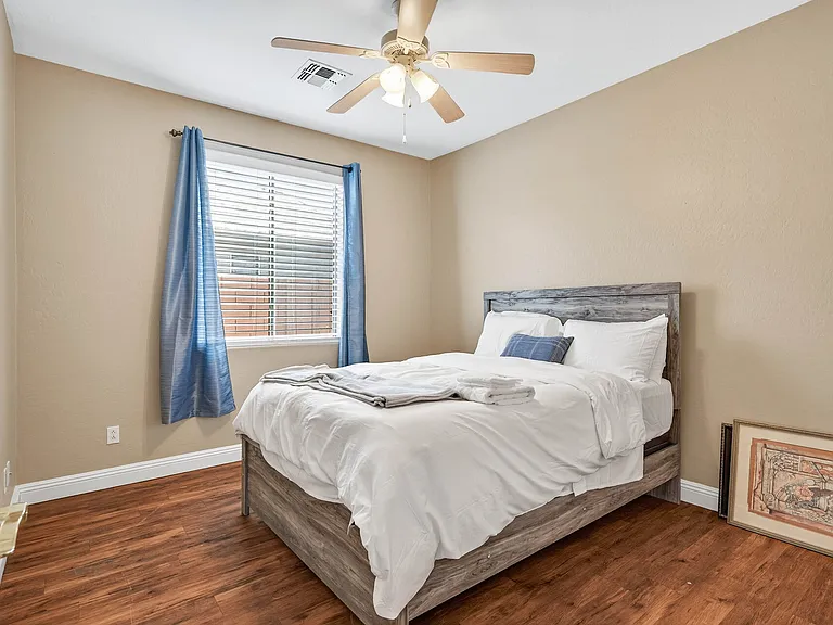 2433 W Ellis St — Photo 59