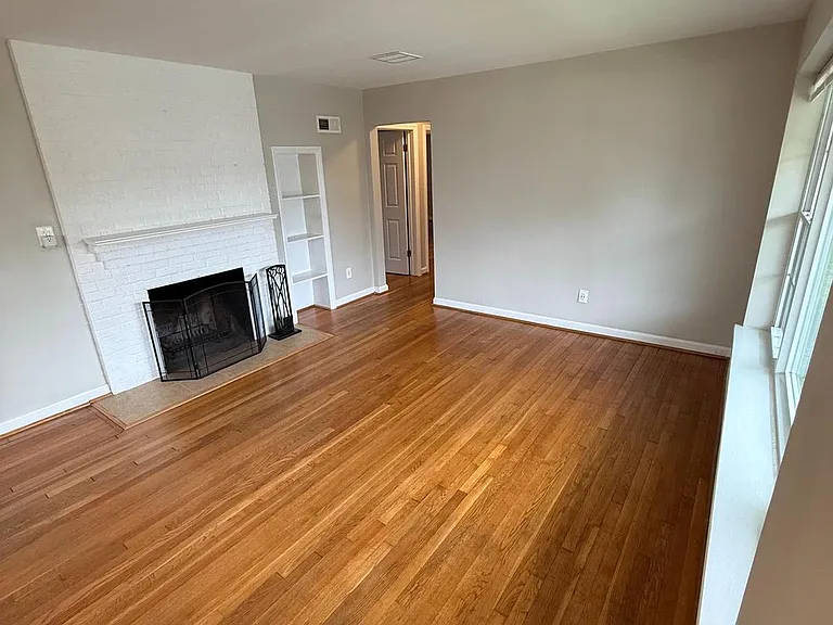 2632 N Sycamore St — Photo 2
