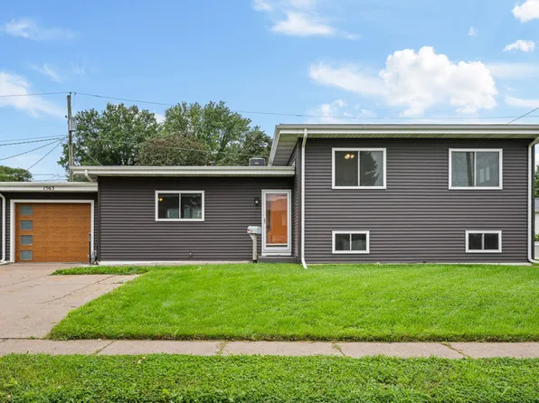 1563 W Garfield St, Davenport, IA 52804