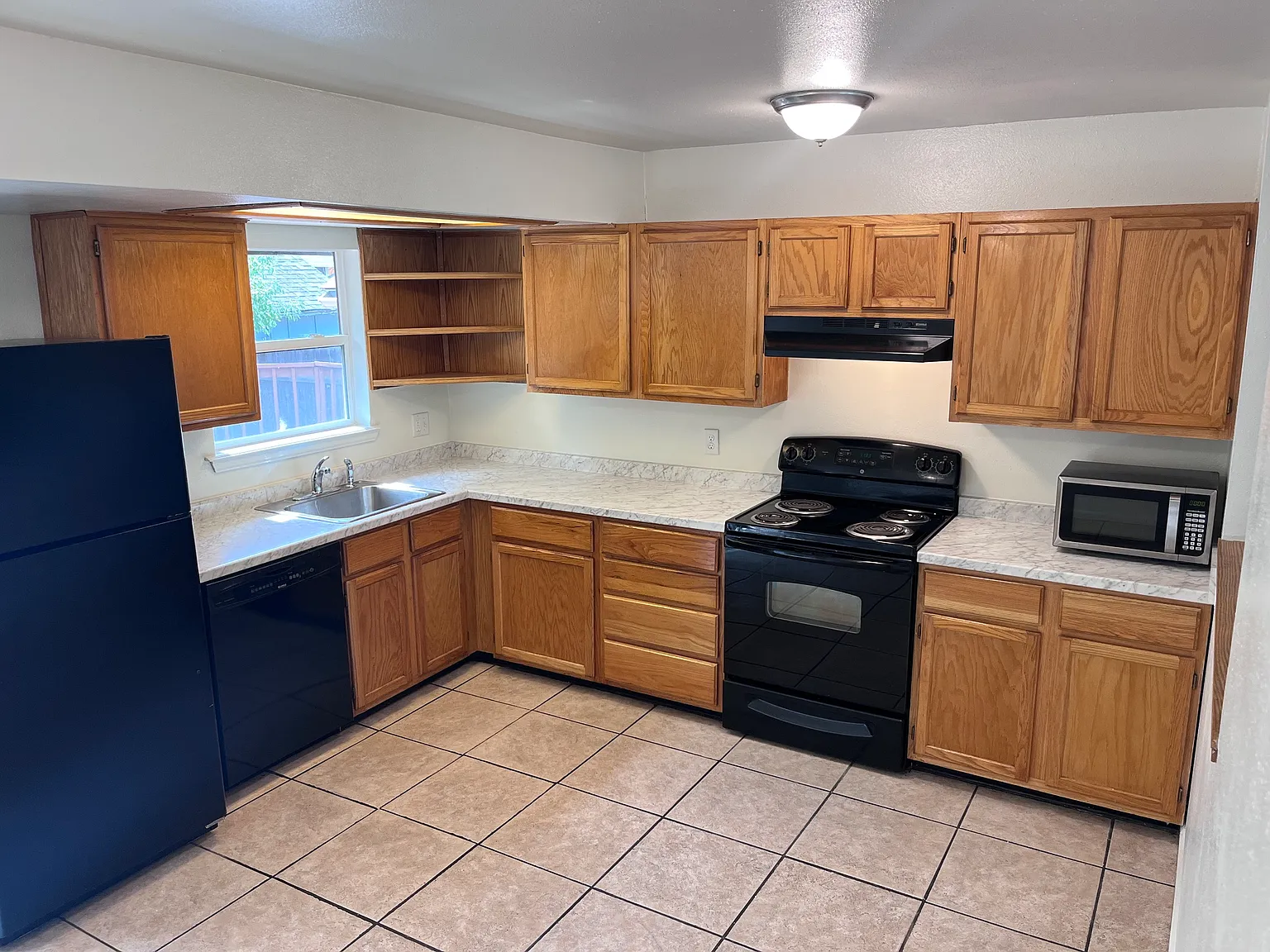 2437 Cheviot Dr — Photo 3