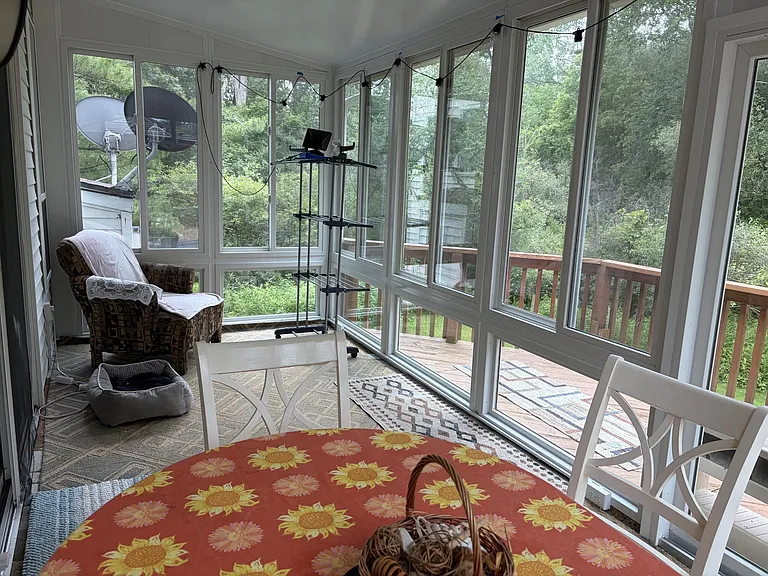 555 N Whitman Ct SE — Photo 6