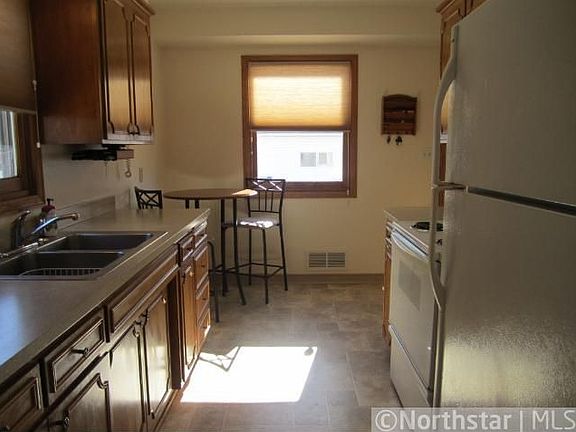 4th image of 1548 Hoyt Ave E