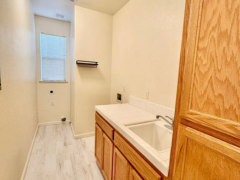 915 Cardoza Rd — Photo 23