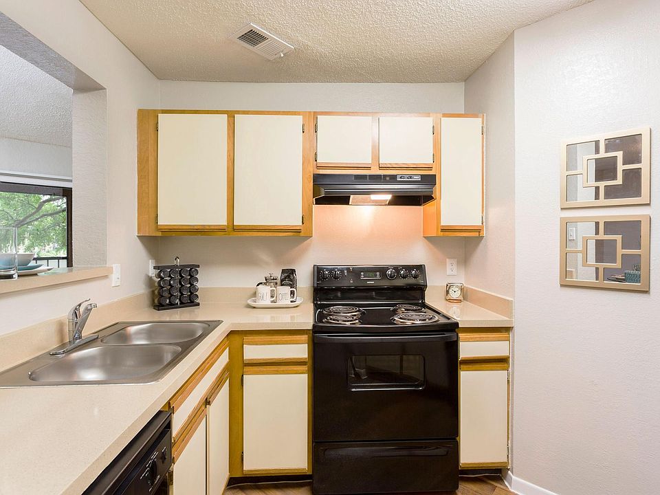 Full Kitchen (cabinets & appliances vary)