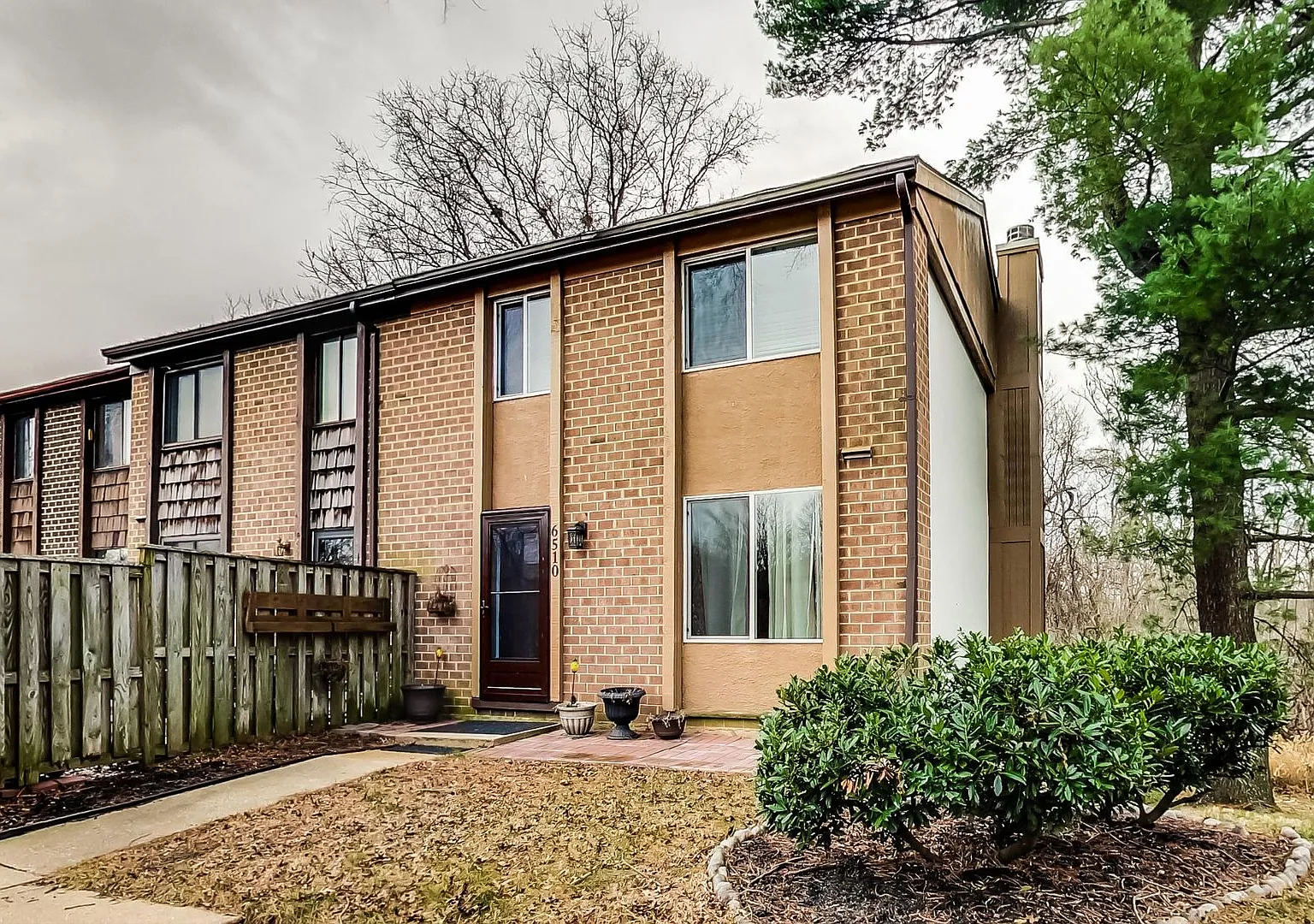 Updated 3+2.5 End Unit W/ 2 Parking Spaces — Photo 1