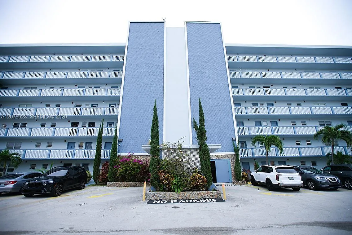 Meadowbrook Towers Condo — Photo 1