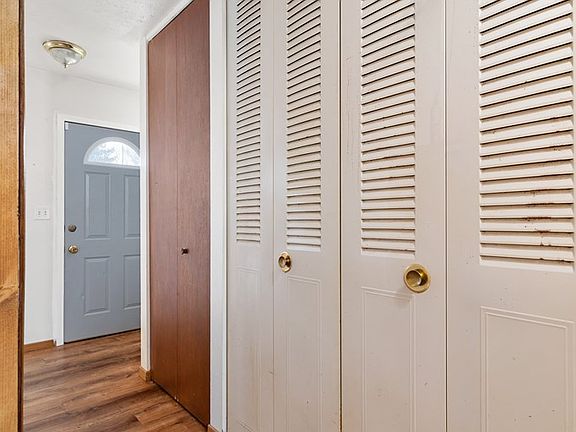 5th image of 148 Essex Cir