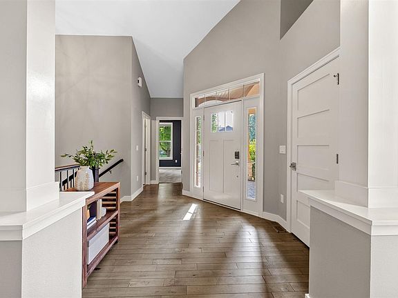 2nd image of 856 Sugar Loaf Cir