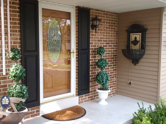 Covered Front entry w/Fountain