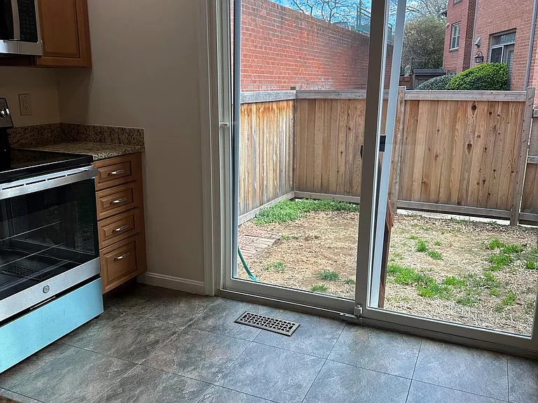 529 Colecroft Ct — Photo 9