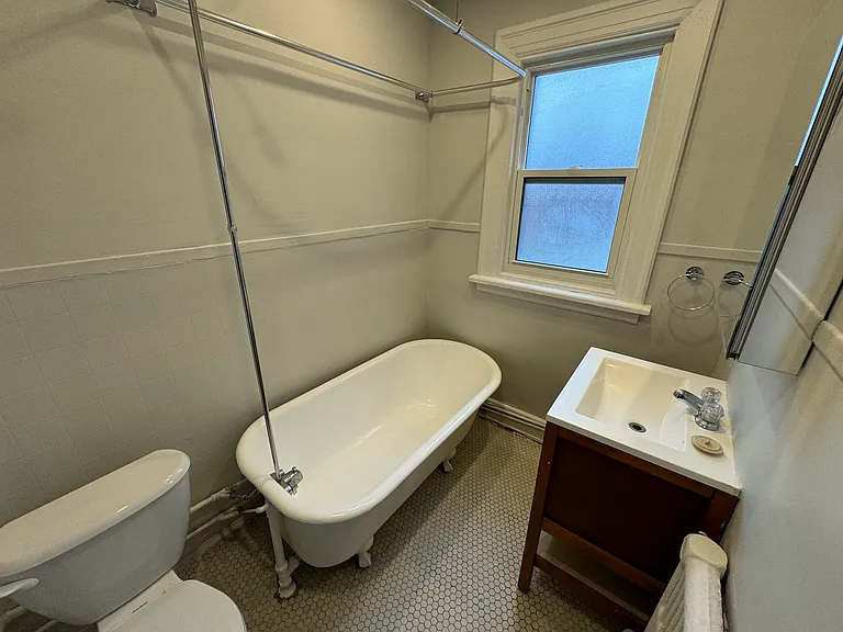 214 Gloucester St — Photo 13