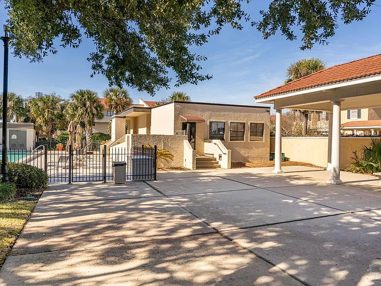 402 Port Royal Way — Photo 35