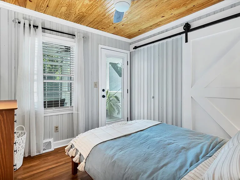 260 E Connecticut Ave — Photo 3