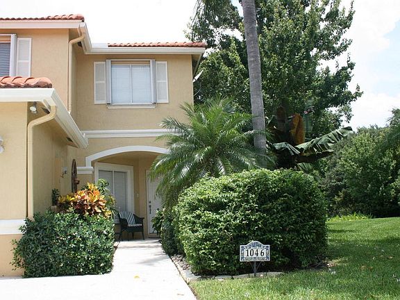2nd image of 1046 Arezzo Cir