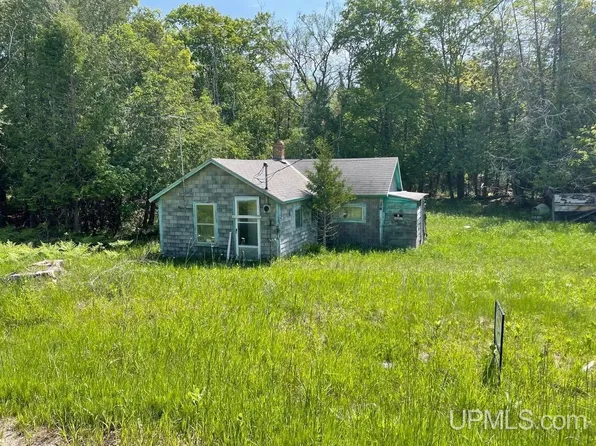 1588 S Little Harbor Rd, Manistique, MI 49854