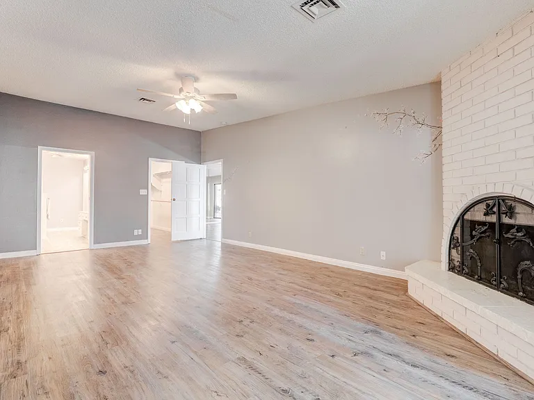 2204 Plaza Del Robles — Photo 21