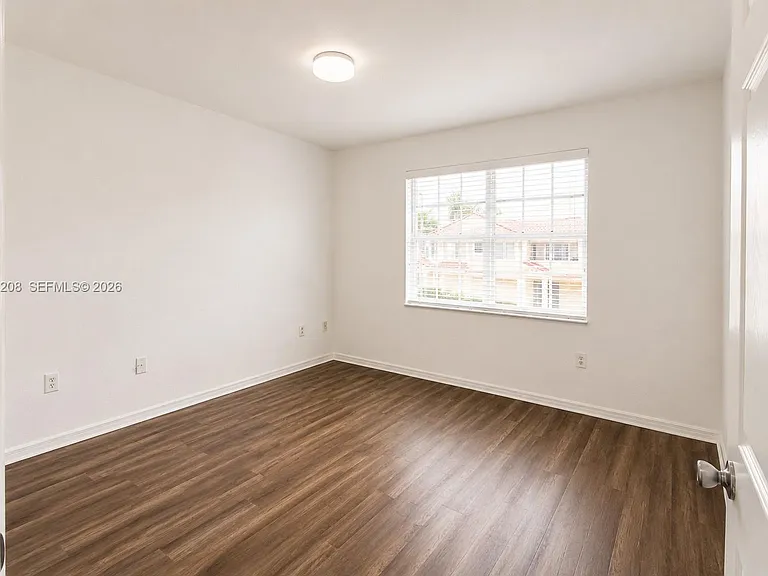 1002 Belmont Ln #1002 — Photo 11