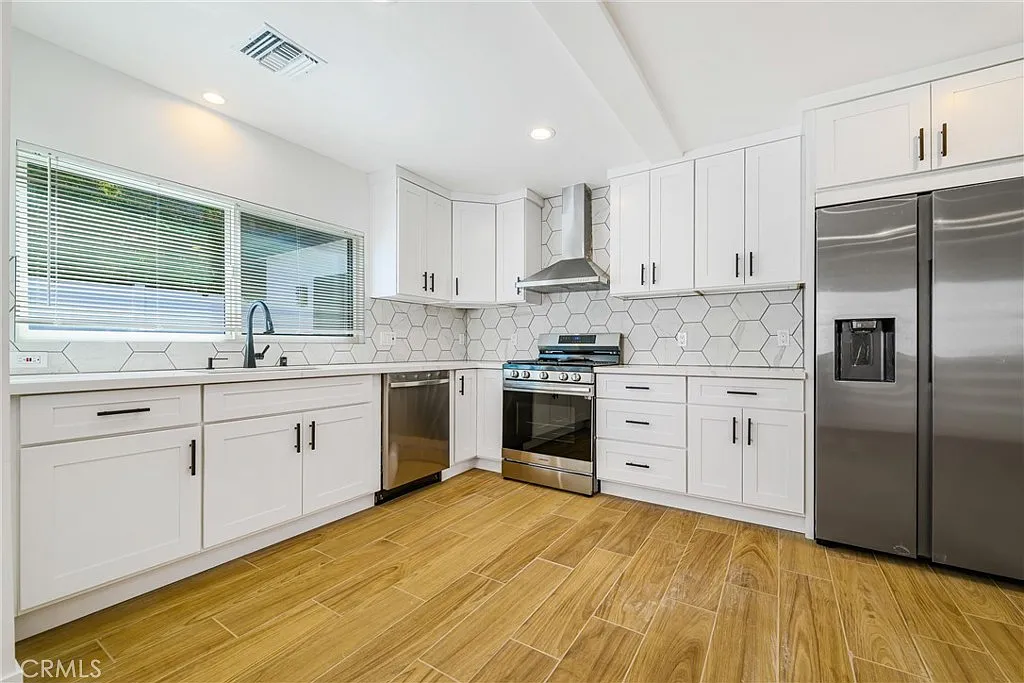 3 bed, 1200 sqft, $4,399 — Photo 3
