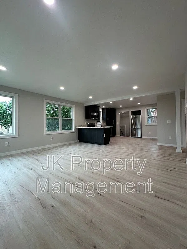 4 bed, 2.0 bath, 1998 sqft, $1,995 — Photo 2