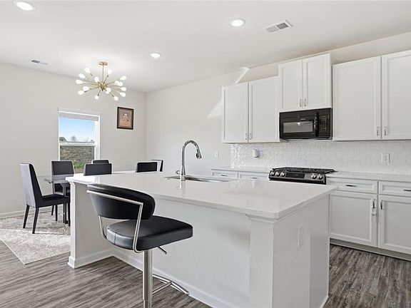 4th image of 95 Royal Oaks Dr NE