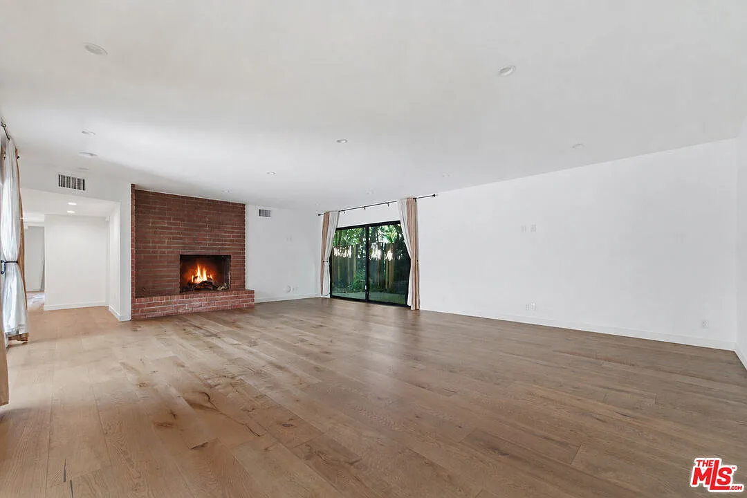 2 bed, 2.0 bath, 1900 sqft, $7,950 — Photo 3
