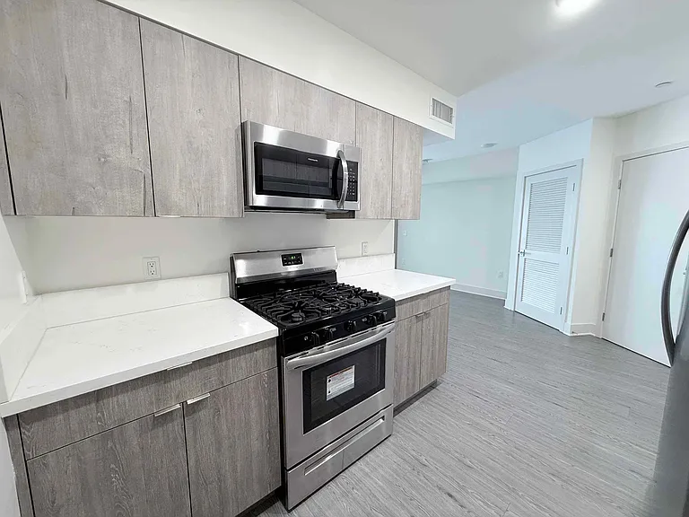 2022 West Sunset Boulevard — Photo 11